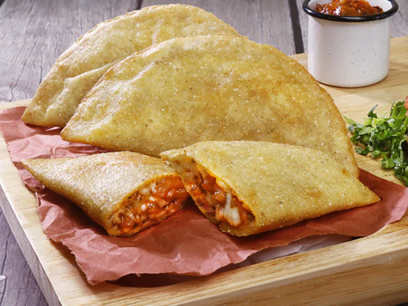 Quesadillas fritas de Chicharrón Salsa Molcajete